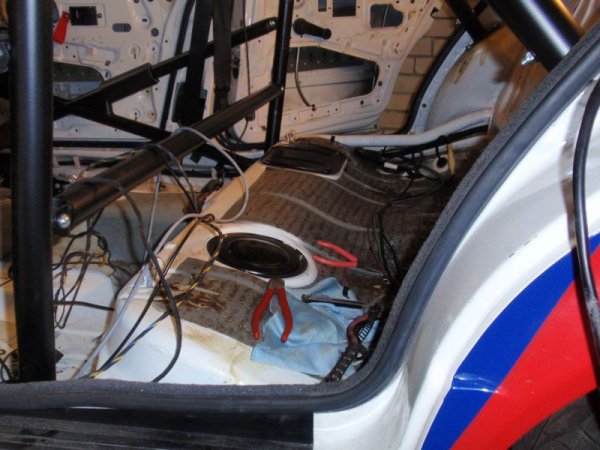 Bitumenmatten und überflüssige Kabel raus, Käfig rein.