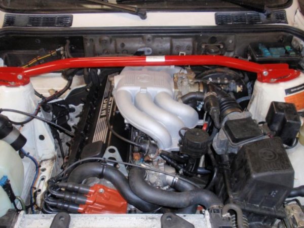 Motor  fertig, mit Domstrebe.