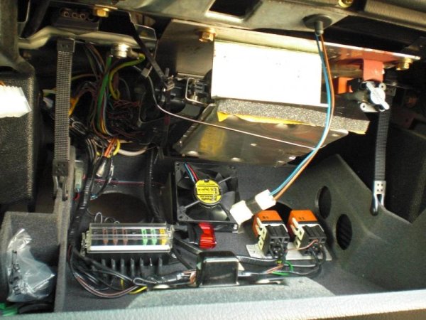 Steuergerät und Relais im Handschuhfach