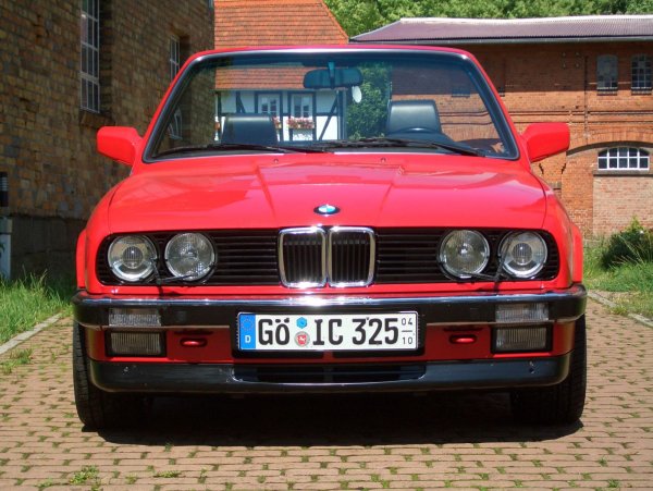 rotes Auto von vorne