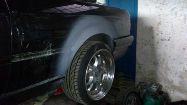 neu gezogene und lediglich verzinnte Radläufe (nix Spachtel!!!) mit gerade ausgestellter Kante an allen 4 Radhäusern um den 9 und 9,5 Zoll Schuhen Tüvkonformen Platz zu schaffen ;-)