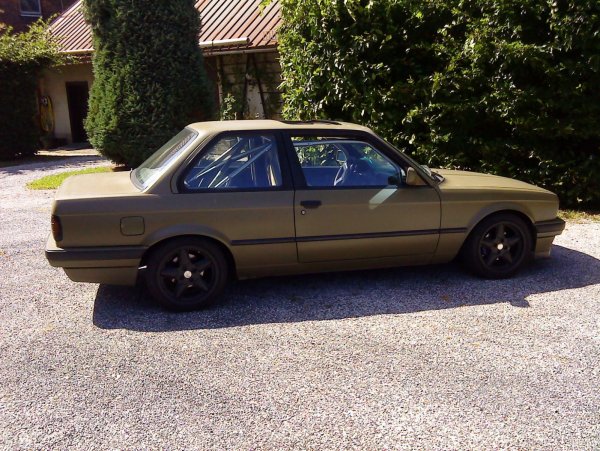 Des Försters matt-olives Spielmobil