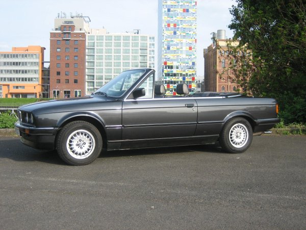 Cabrio im Düsseldorfer Medienhafen