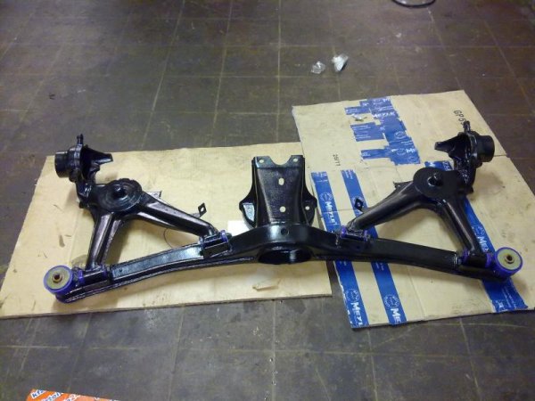 Hinterachse wurde gereiningt, mit brantho 3 in 1 gestrichen bzw. gerollt, Radlager wurden erneuert und alle anderen Lager durch Powerflex-Lager ersetzt.