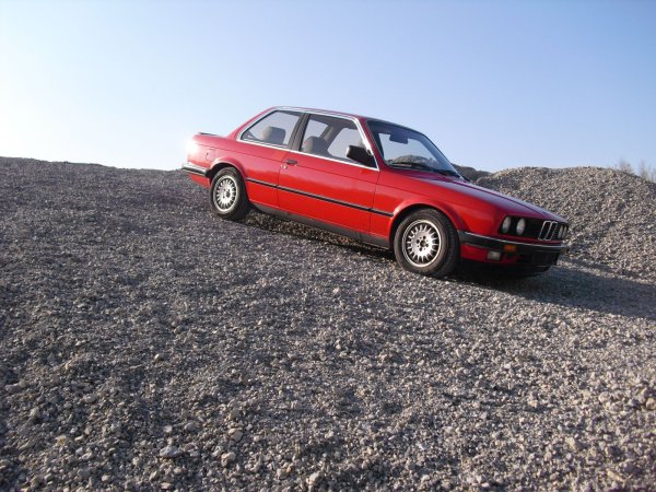 rotes, abschüssiges  Auto