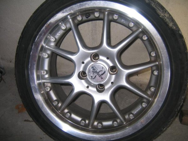 Felgen nach kauf, eine Felge wurde vom vorgänger mit der flex bearbeitet :-(.<br>Flüssigmetall augetragen und ab zum Lackieren ( Schwarz Matt)