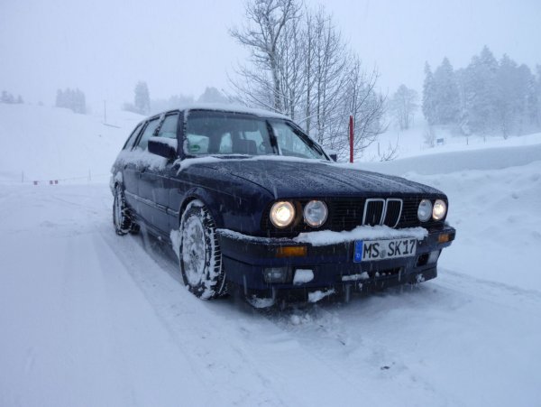 Mit Schneeketten durch die Schweizer Berge