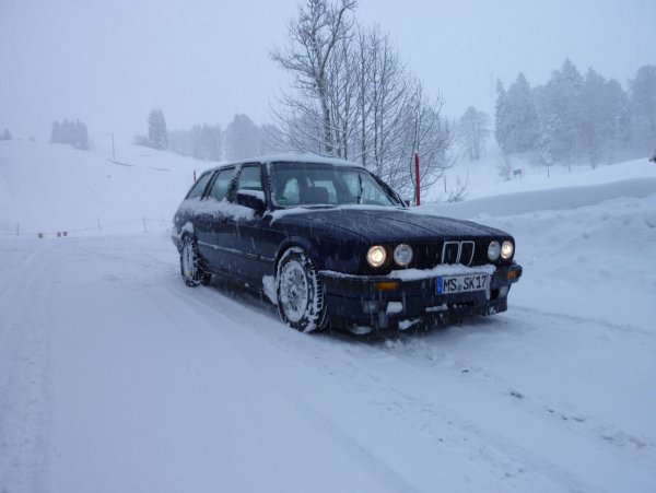 Mit Schneeketten durch die Schweizer Berge