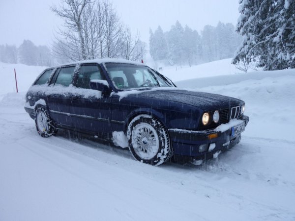 Mit Schneeketten durch die Schweizer Berge