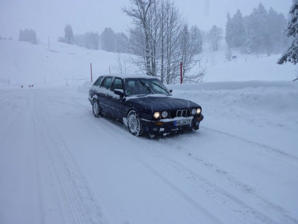 Mit Schneeketten durch die Schweizer Berge