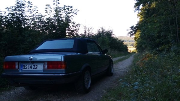 E30 VFL 325i Cabrio im Wald 2