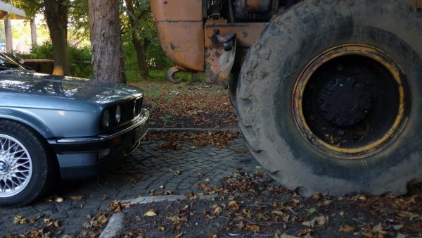 E30 VFL 325i Cabrio mit Baumaschine