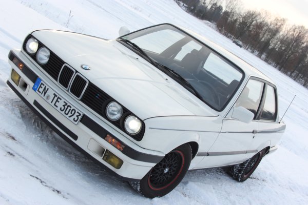 E30 ENTE 1 spielen im Schnee ;)
