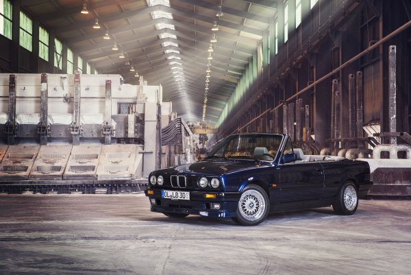 BMW Cabrio im Aluminiumwerk