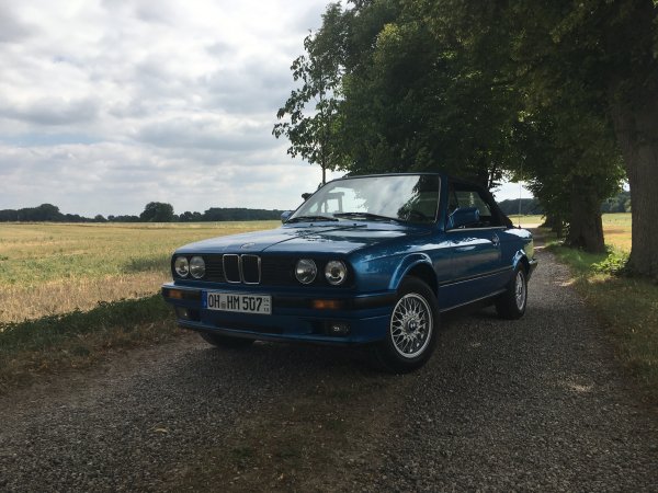 BMW e30 Cabrio Neonblau