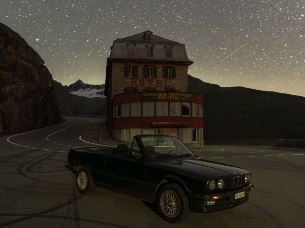 Cabrio_vor_Hotel_Belvedere.png