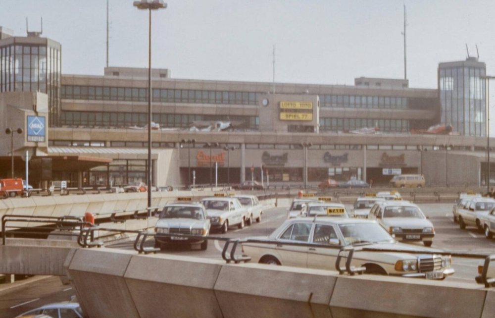 taxis-vor-dem-terminalgebaude-des-flughafens-tegel-bicubic.jpg