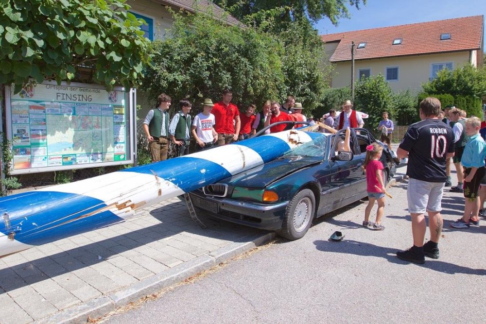 Maibaumumschmeissen-BMW.jpg