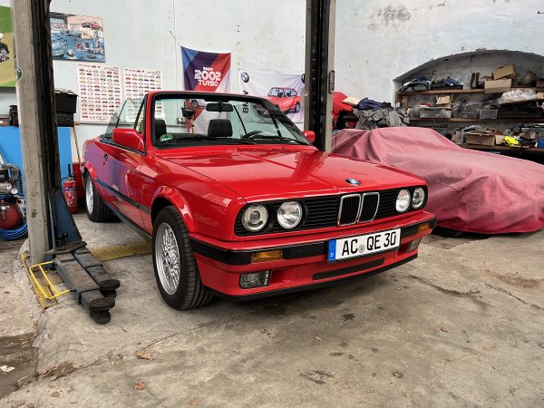 BMW E30 Halle.JPG
