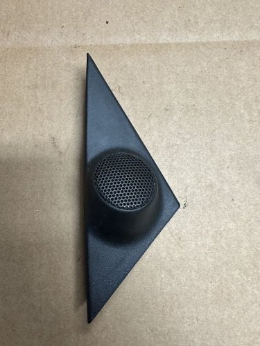 Mehr Informationen zu "Suche Original E30 Spiegeldreieck Hochtöner"