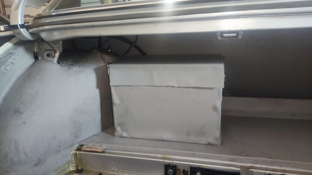 Batterie im Kofferraum.jpeg