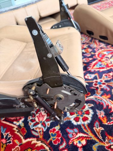 Mehr Informationen zu "[Suche] Liegesitzbeschlag Fahrersitz Cabrio"