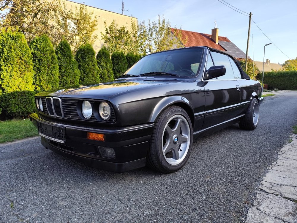 Kříha_E30 325i 1991 cabrio_levo-přední pohled.jpg