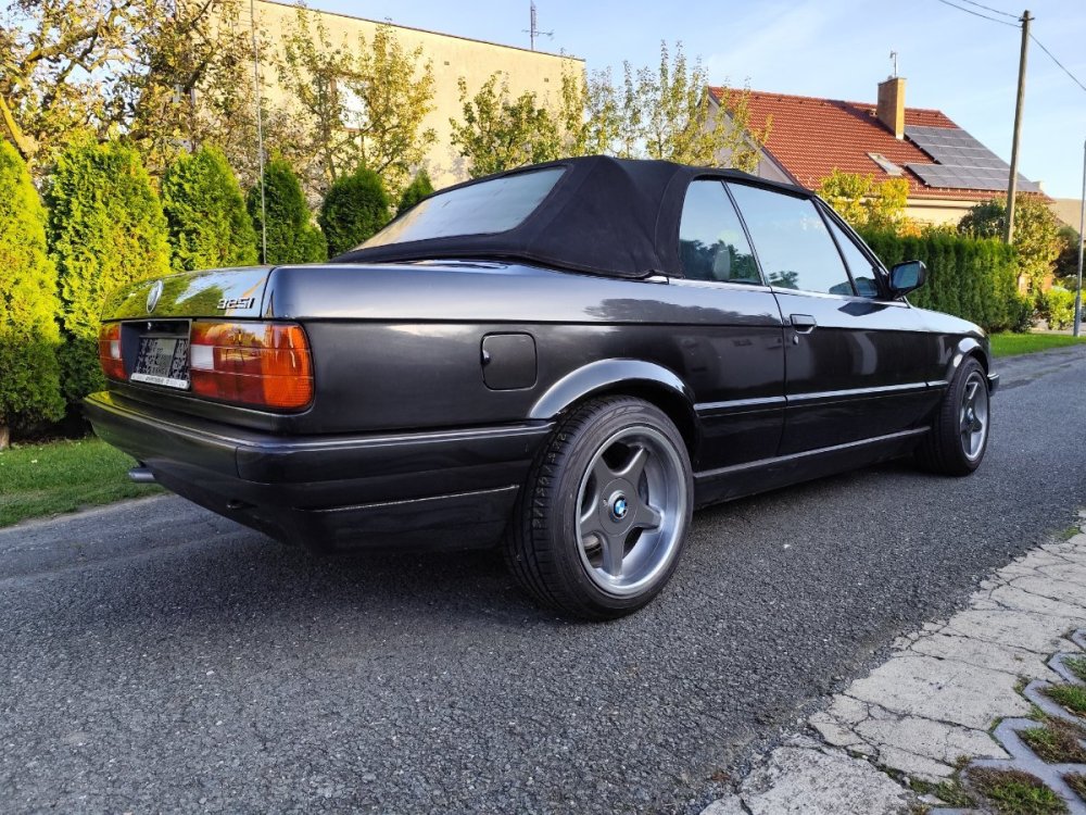 Kříha_E30 325i 1991 cabrio_pravo-zadní pohled.jpg